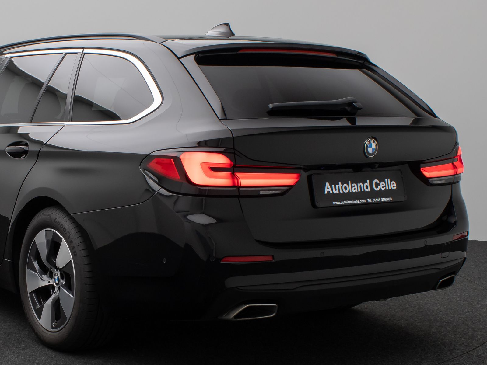 Fahrzeugabbildung BMW 520d xD Panorama Kamera HUD DAB H/K AHK Leder