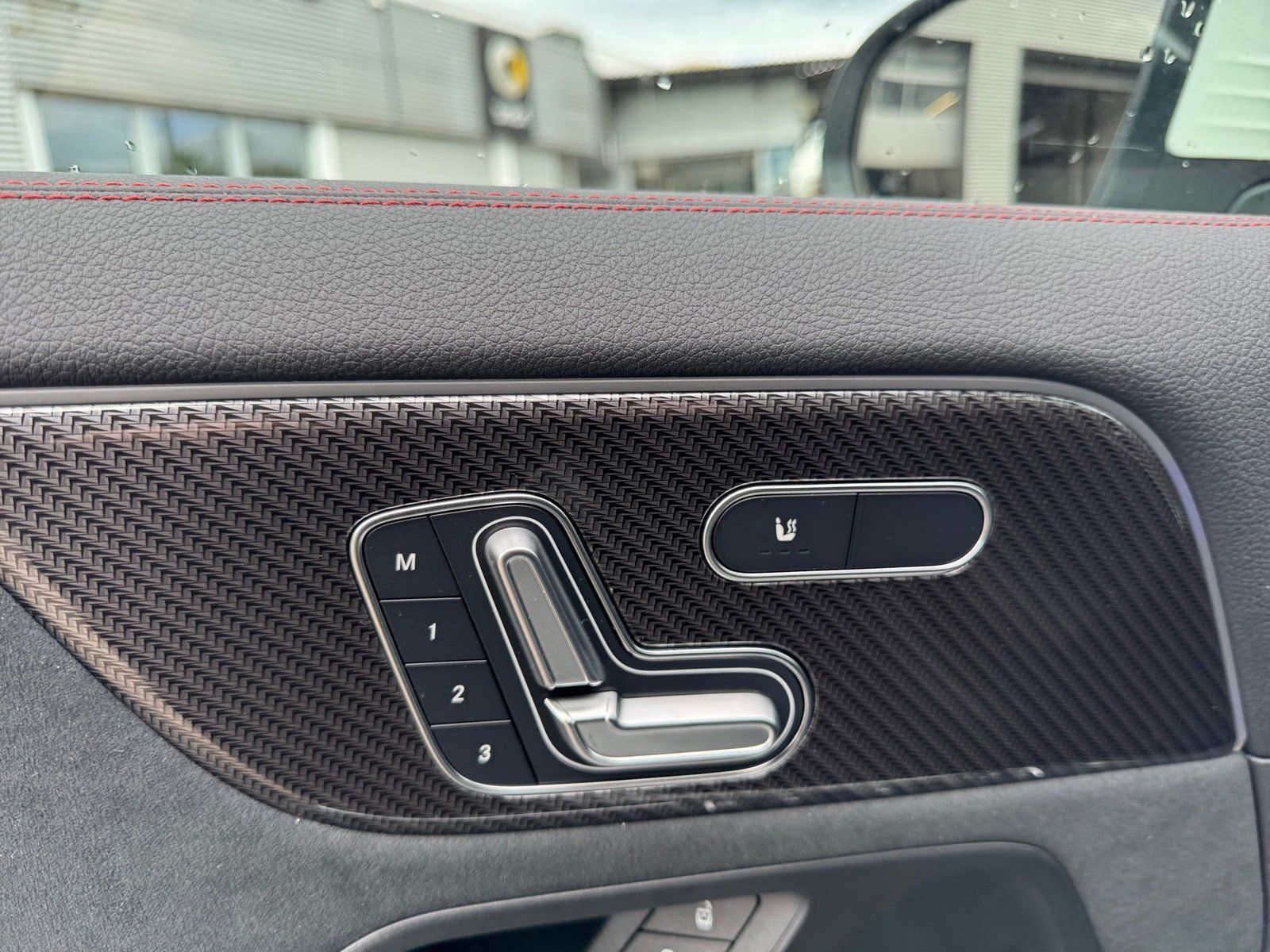 Fahrzeugabbildung Mercedes-Benz GLA 200 AMG Prem Plus*Pano*HUD*Multibeam*Totwink