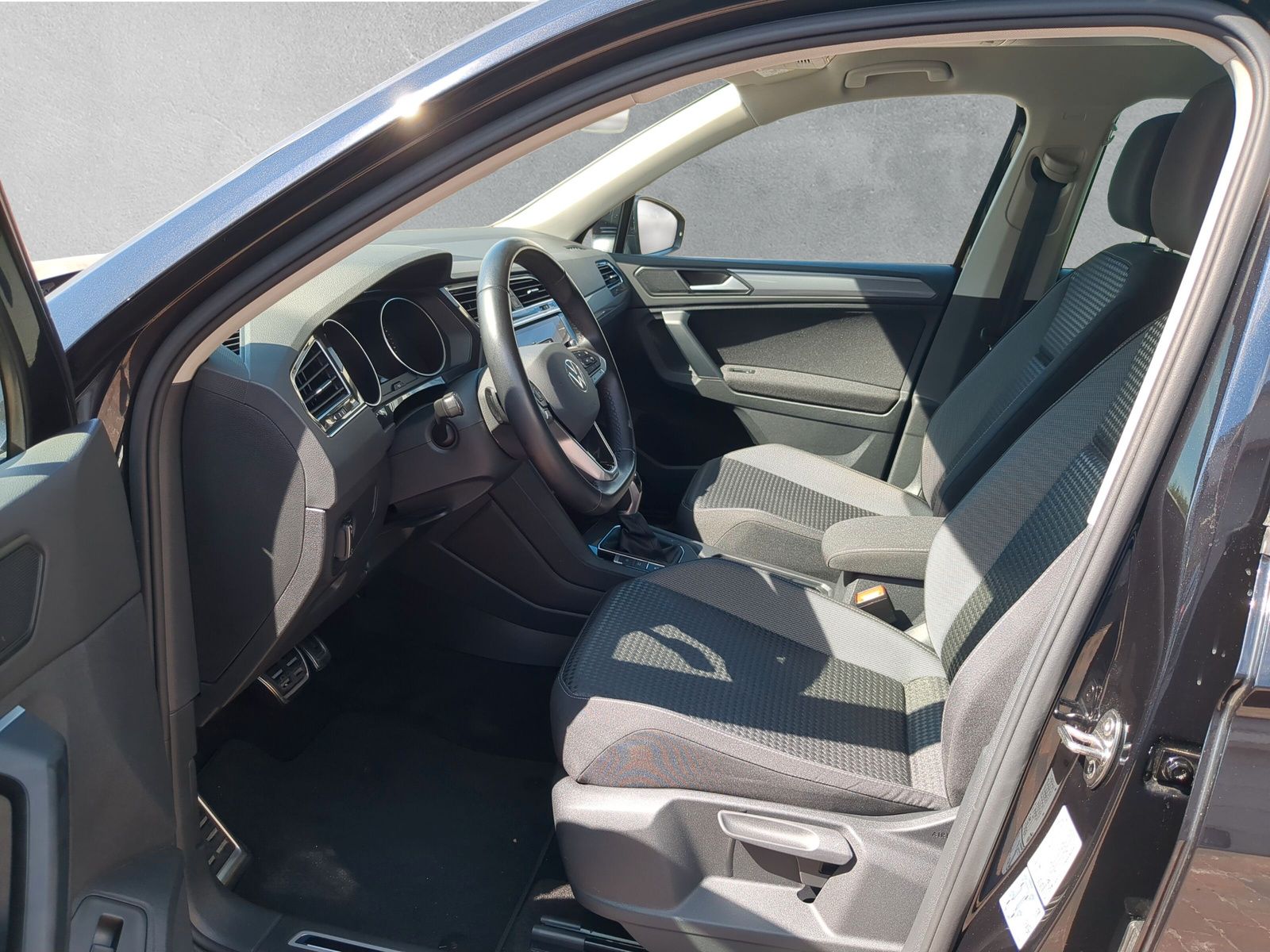 Fahrzeugabbildung Volkswagen Tiguan Active 1.5 TSI DSG App-Connect LED