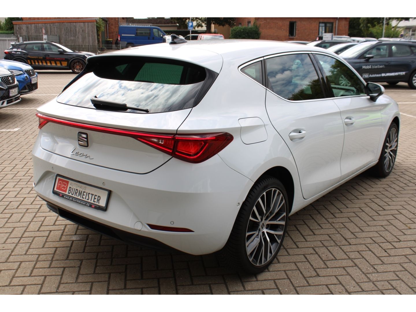 Fahrzeugabbildung SEAT Leon Xcellence DSG ACC LED TWA Full Link RFK GJR