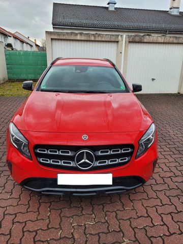 Mercedes-Benz GLA 200 URBAN,Navi,Spur,SHZ,PDC,Night-Paket,AHK