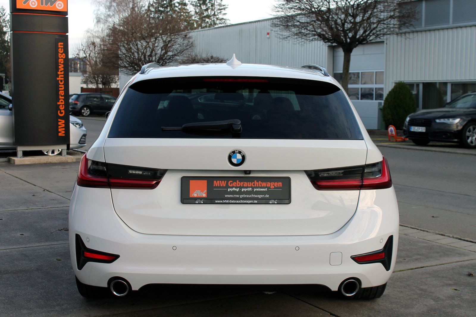 Fahrzeugabbildung BMW 330i Touring Sport-Line Steptr. LED ACC KAM AHK