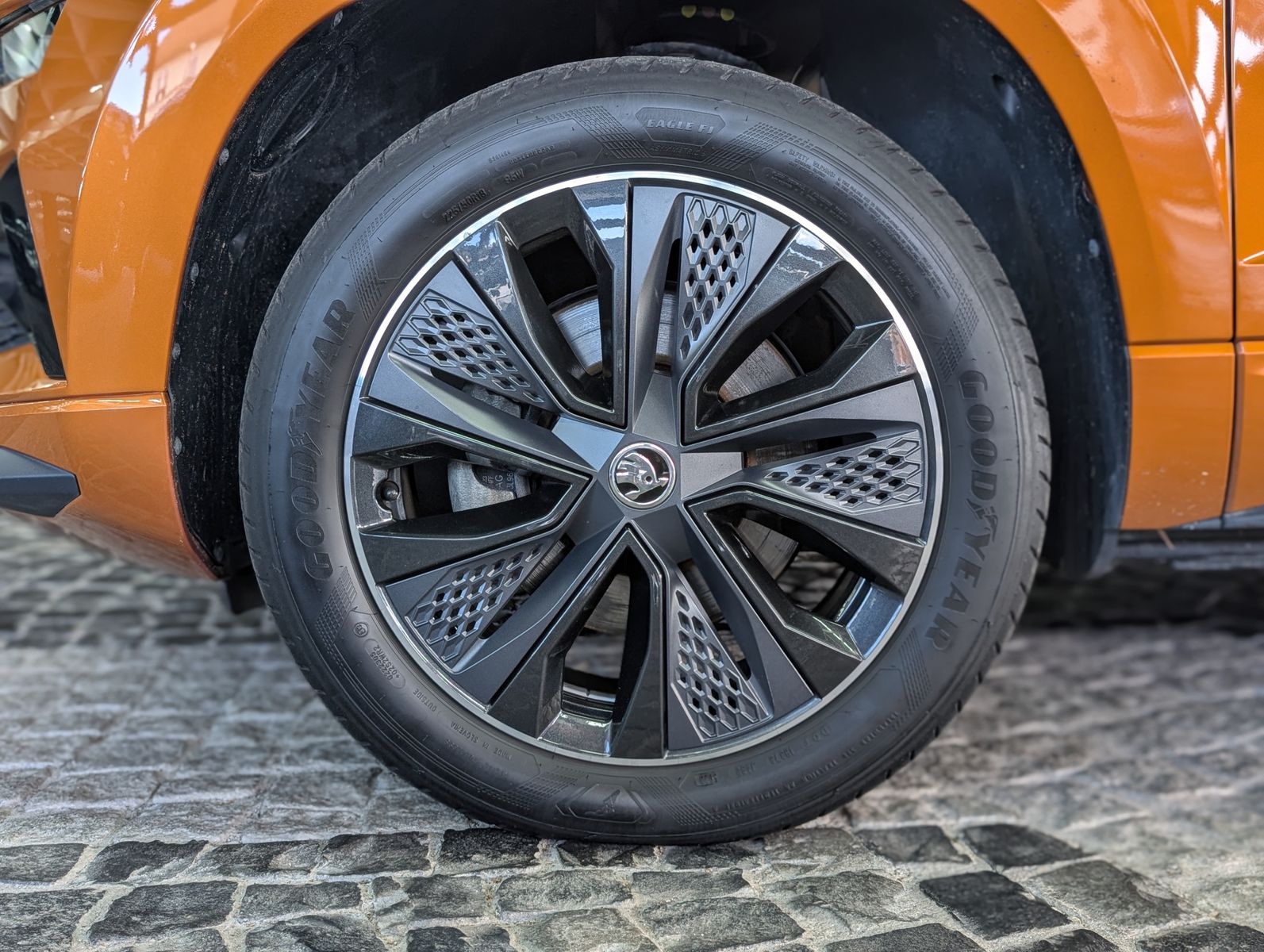 Fahrzeugabbildung SKODA Karoq Sportline 4x4 2.0 TSI PANO AHK StHz VOLL