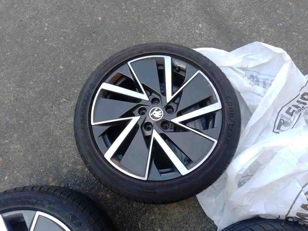 Fahrzeugabbildung SKODA Octavia Combi TDI Sportline DSG LED Navi HUD VC