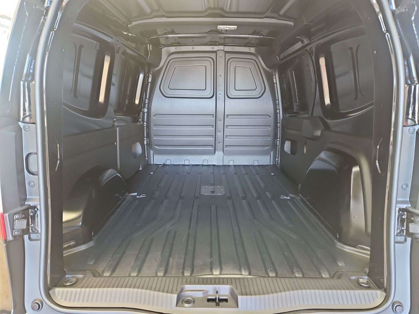Fahrzeugabbildung Mercedes-Benz Kasten lang RFK Nav 9,5"MBUX AHK 22KW-AC SHZ