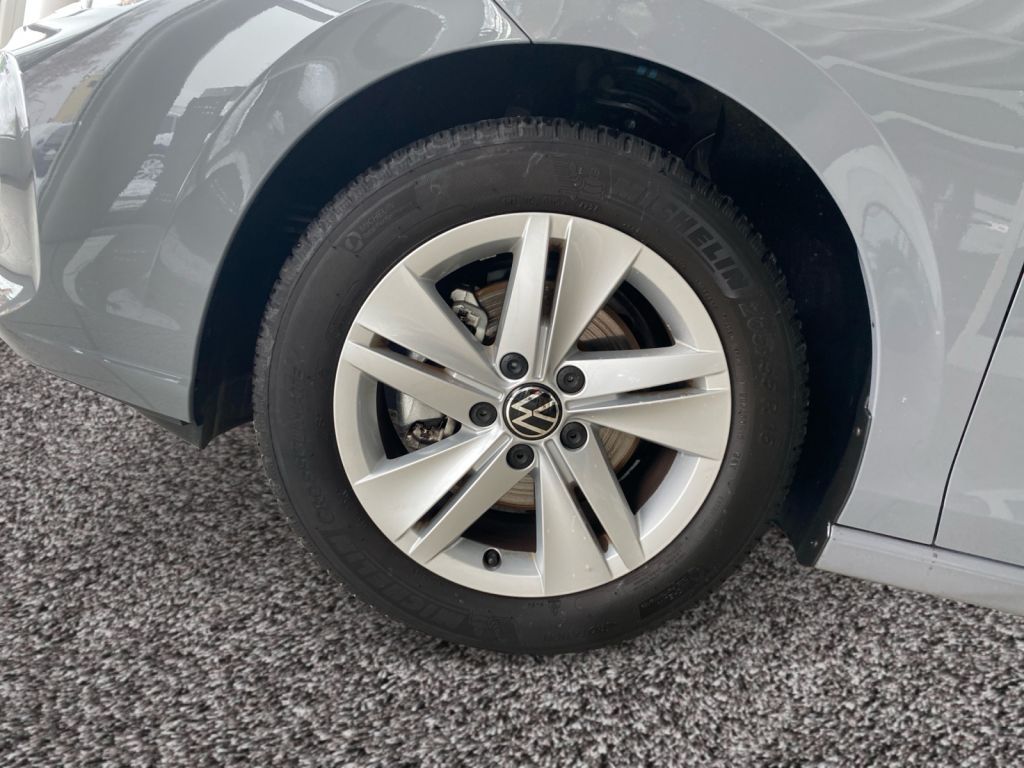 Fahrzeugabbildung Volkswagen Golf 1.5 TSI Life 3 Jahre NW Anschlussgarantie