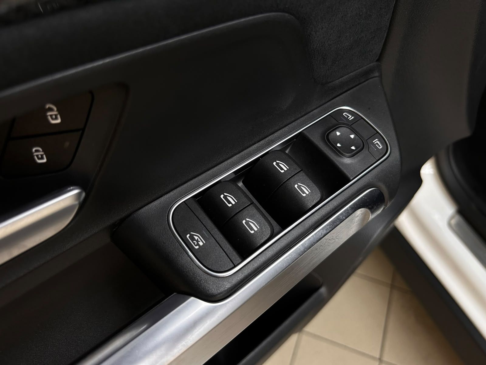 Fahrzeugabbildung Mercedes-Benz GLB 250 CGI 2X AMG Line >NIGHT+WIDES+LED+SHZ+19"