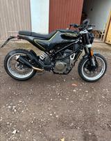 Husqvarna Svartpilen 401 Akrapovic, Top Zustand, A2  - HUSQVARNA VON 251 BIS 500 CCM
