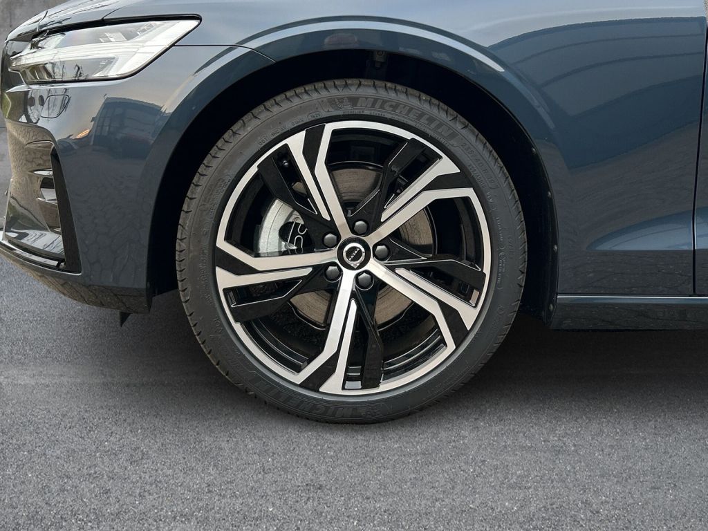 Fahrzeugabbildung Volvo V60  B4  BENZIN  FWD  DKG  PLUS  DARK