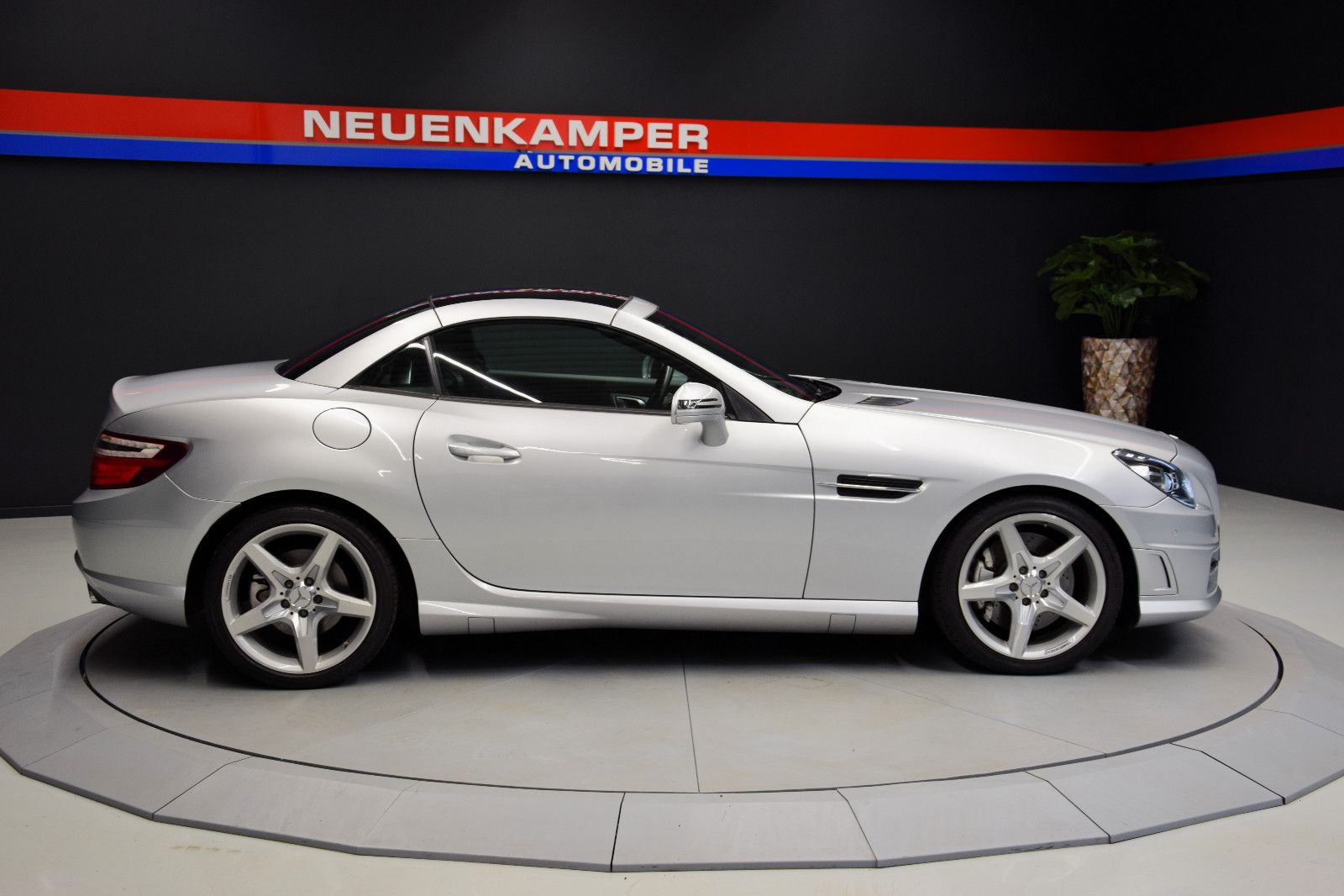 Fahrzeugabbildung Mercedes-Benz SLK 200 AMG Autom Xenon Pano Navi Leder Ambi PDC