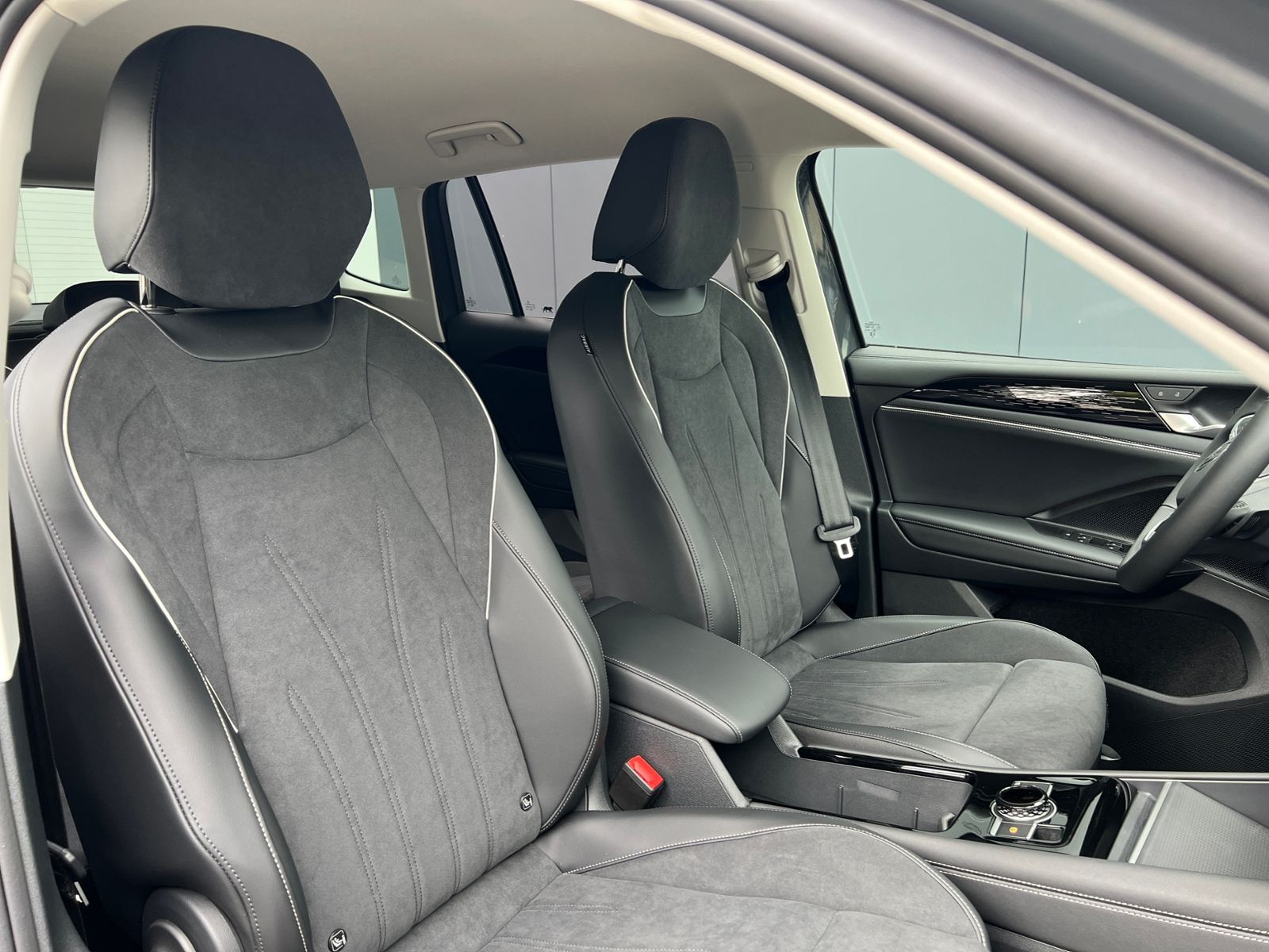 Fahrzeugabbildung Volkswagen Tiguan Elegance 2.0 TDI DSG *AHK, IQ.Light, 18'-