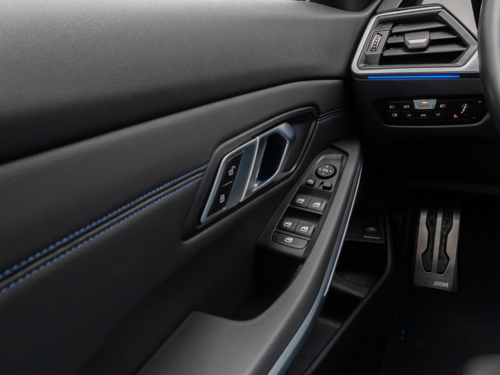 Fahrzeugabbildung BMW 330i M Sport Kamera DAB CockPitPr AHK Alarm 19"