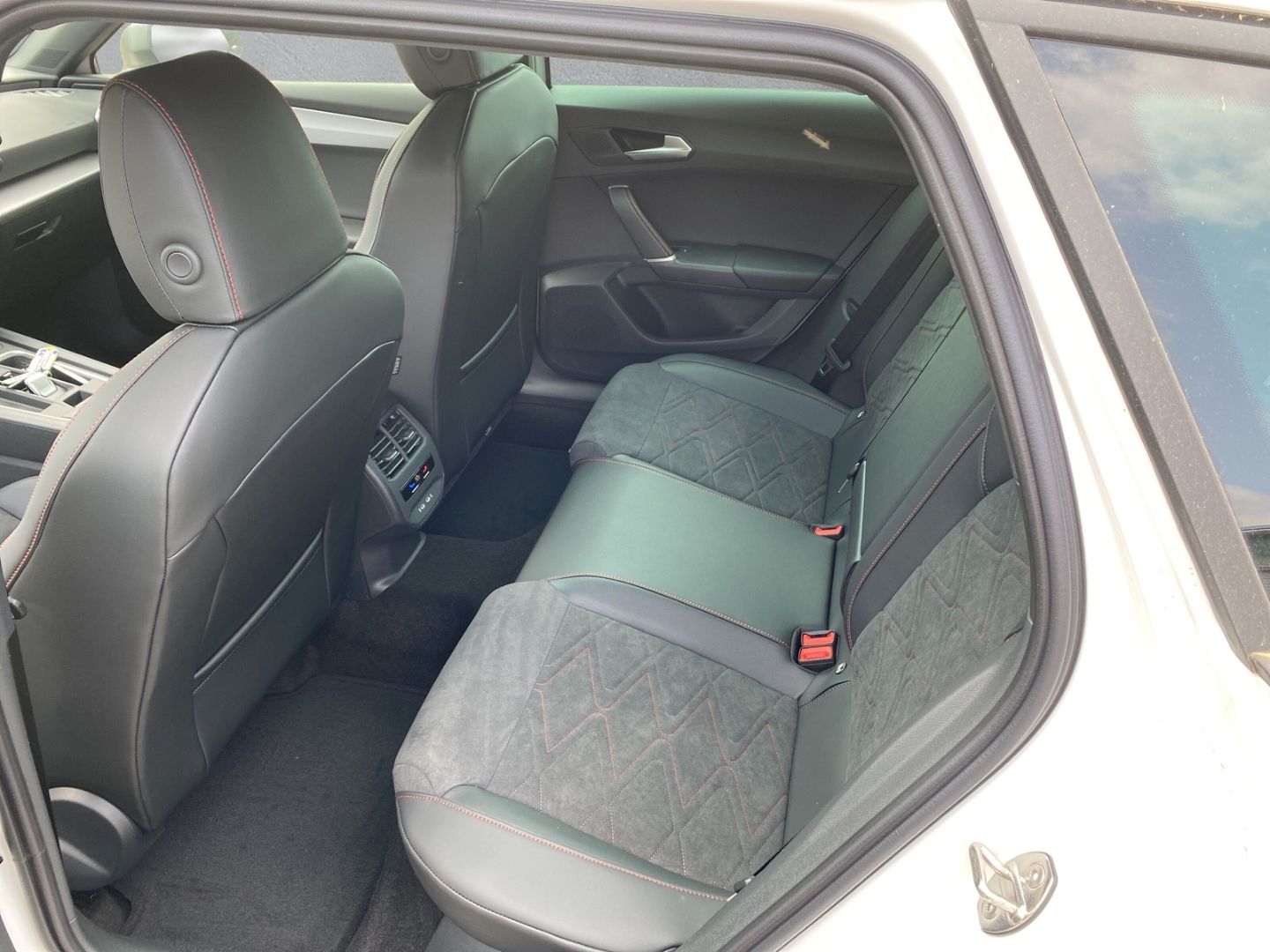 Fahrzeugabbildung SEAT Leon Sportstourer FR 2.0 TDI EU6d *Navi *digital