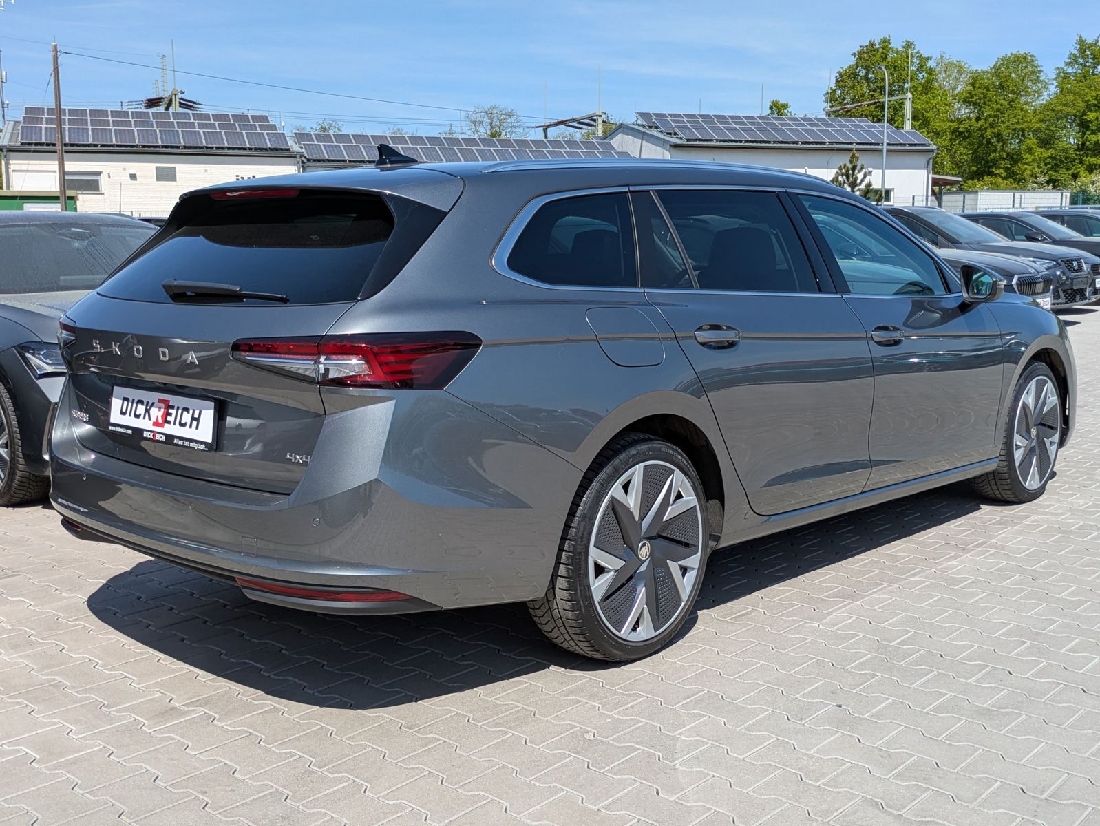 Fahrzeugabbildung SKODA Superb 2.0 TDI 4x4 Selection MATRIX*AHK*PANO*19"