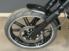 HARLEY DAVIDSON Softail Breakout 107 mit JEKILL & HYDE KLAPPE