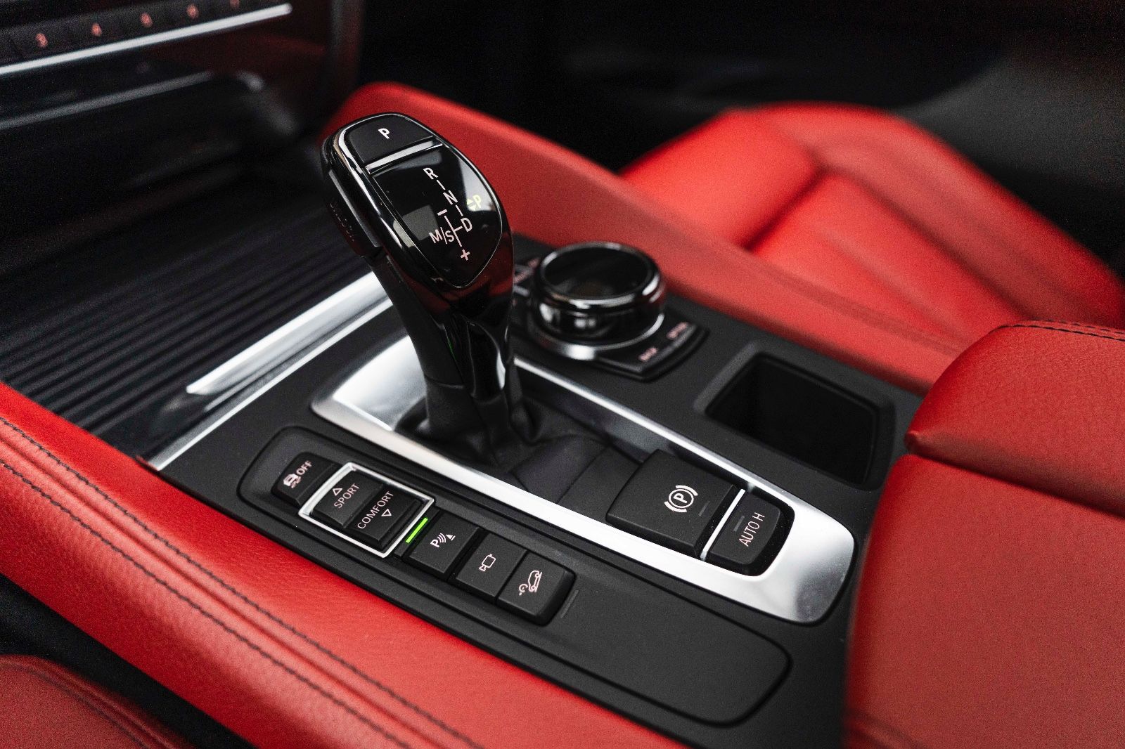 Fahrzeugabbildung BMW X6 xDrive50i M-Sportpaket 360° HUD H&K LED SOFT