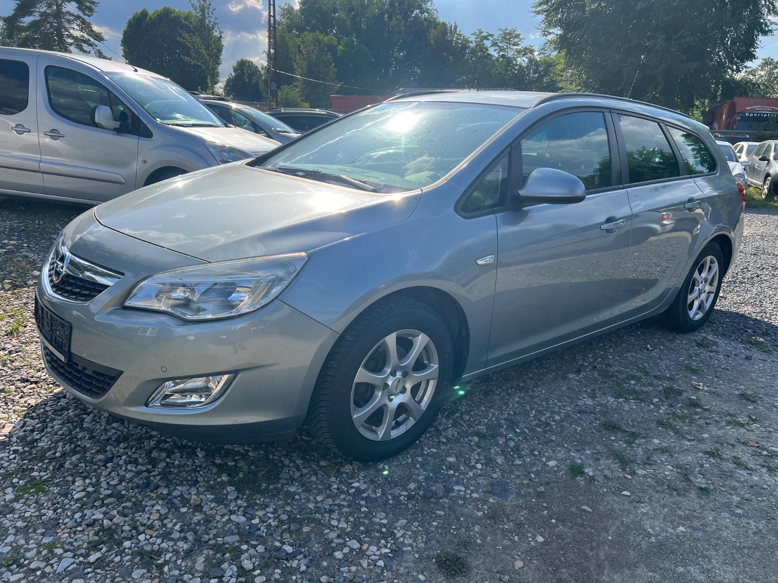 Opel Astra 2011 — салон