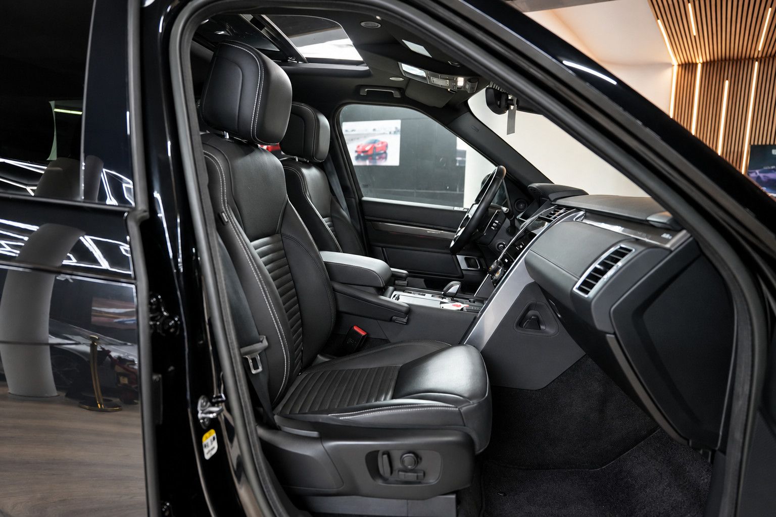 Fahrzeugabbildung Land Rover Discovery R-Dynamic AWD/7-SITZER/360'°Cam/AHK