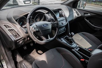 Fahrzeugabbildung Ford Focus Turnier ST-Line |NAVI|PDC|SHZ|AHK