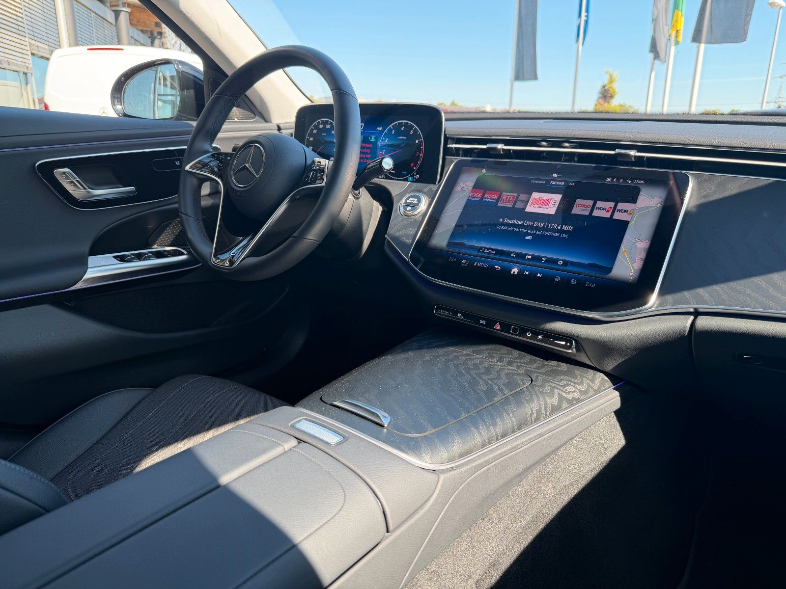 Fahrzeugabbildung Mercedes-Benz E 200 T AVANTGARDE+DISTR+MBUX+AHK+KEYL+LED+TOTW+