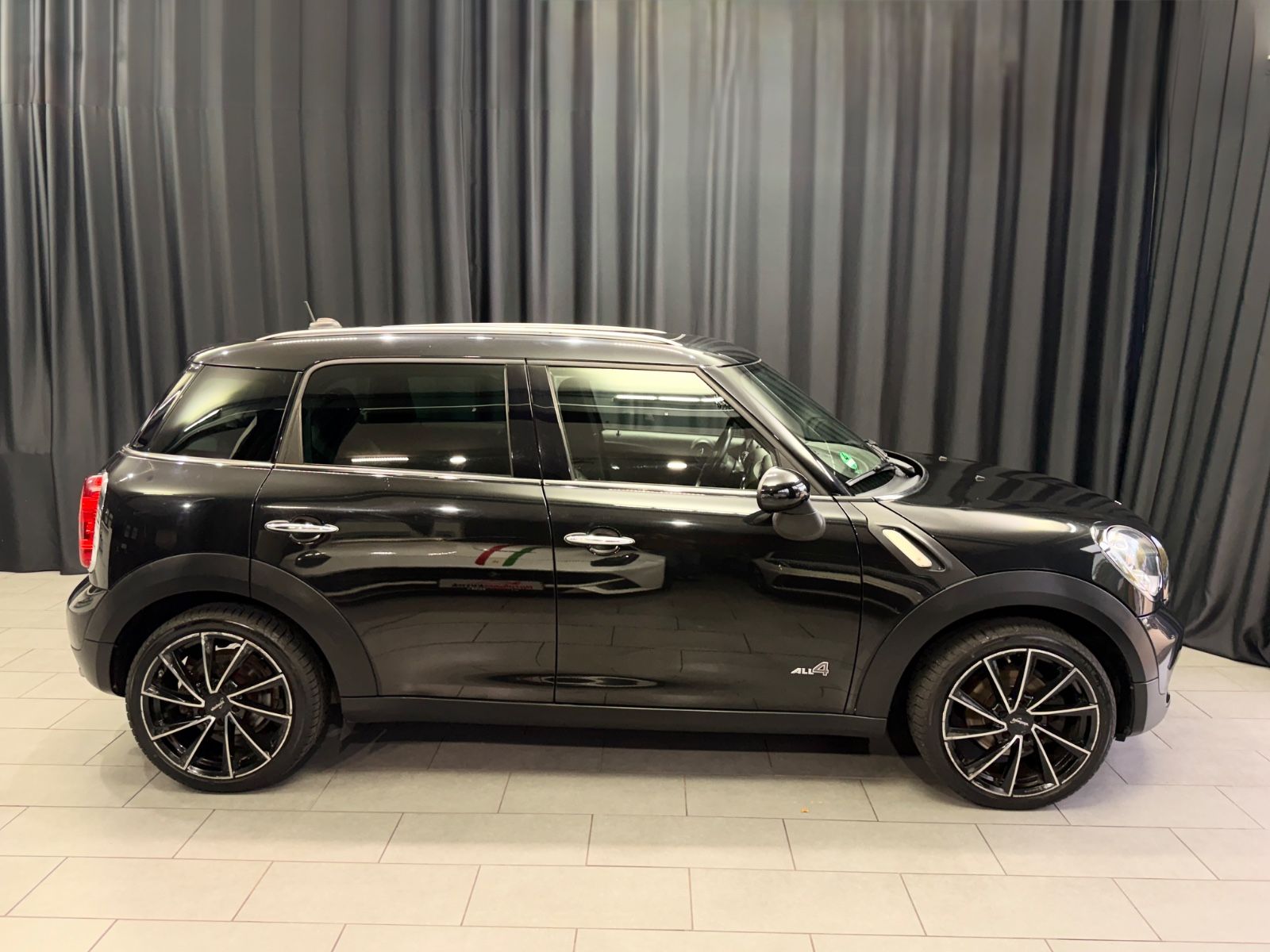 Fahrzeugabbildung MINI COOPER D Countryman Cooper D All4|PANO|NAVI|