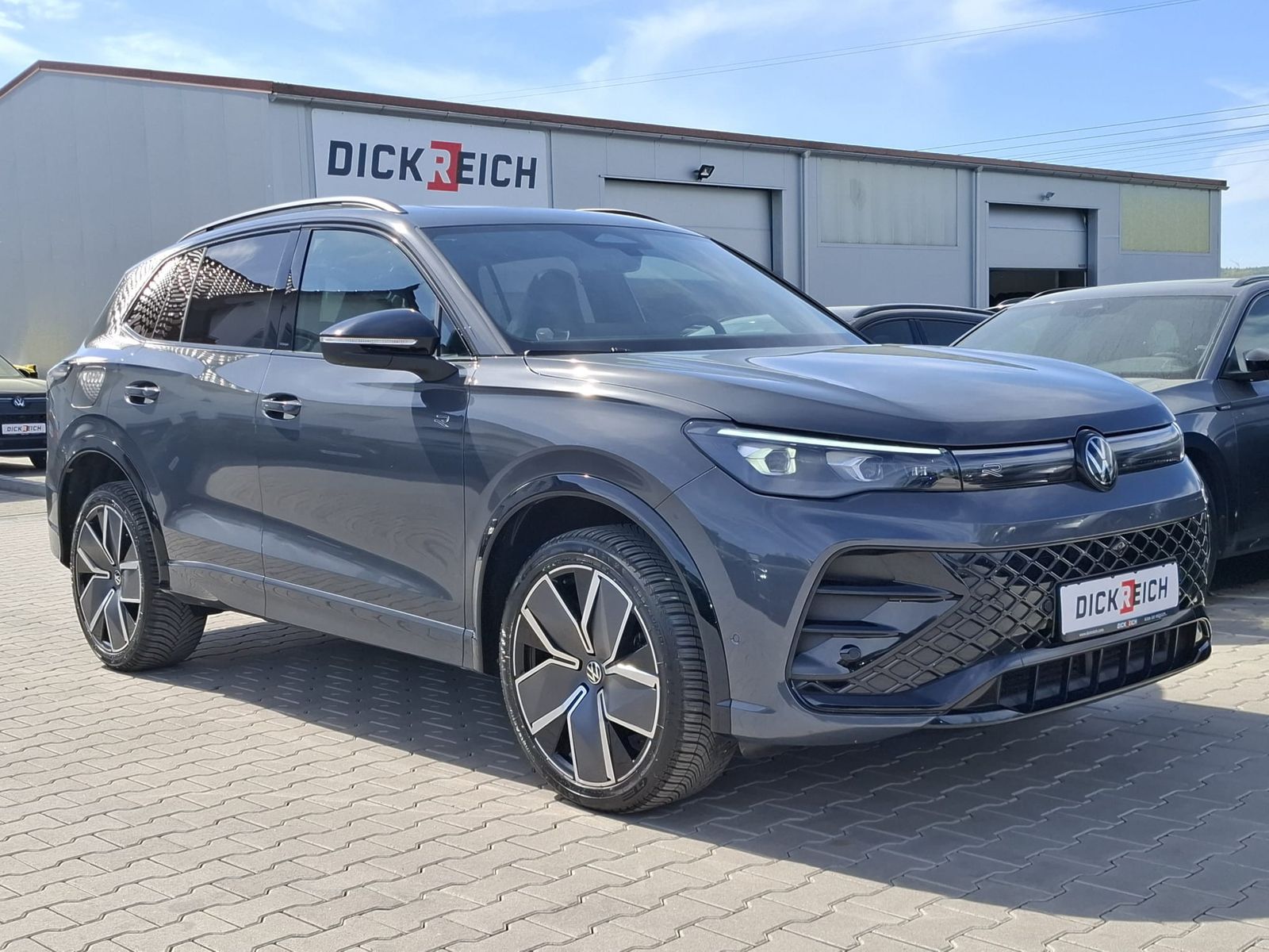 Fahrzeugabbildung Volkswagen Tiguan 2.0 TDI R-Line 4M Pano*Black*Matrix*AHK