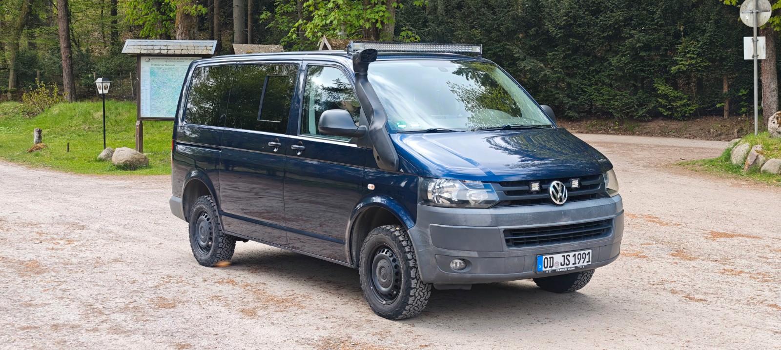 Volkswagen T5.2 mit Offroadoptik und kleinem Camperausbau