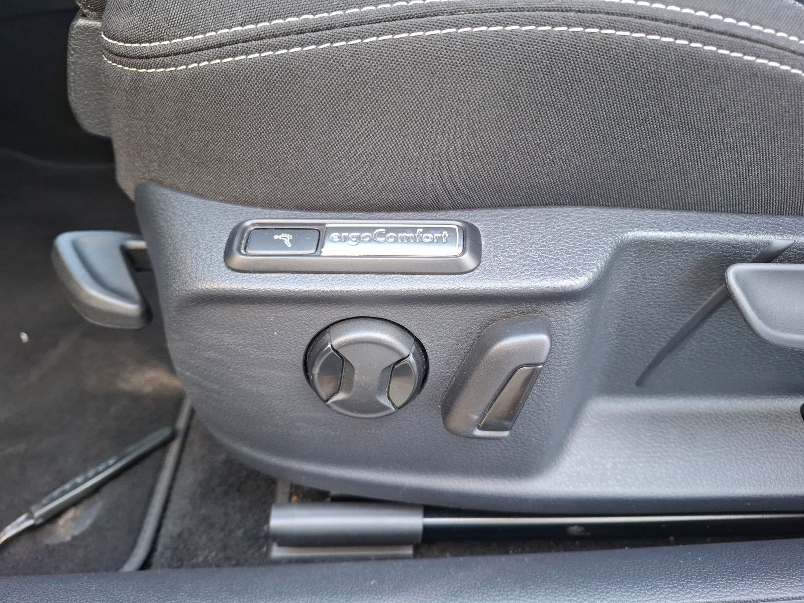 Fahrzeugabbildung Volkswagen Passat Variant TDI Business DSG Matrix AHK Navi