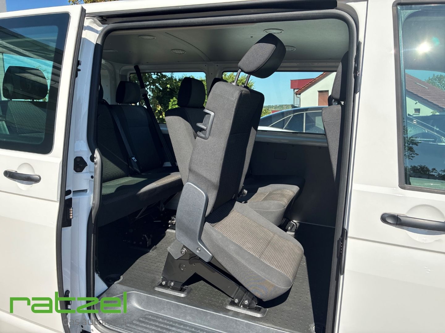 Fahrzeugabbildung Volkswagen T6.1 Kombi KR 2.0 TDI 9-Sitzer AHK DAB Rückfahrk