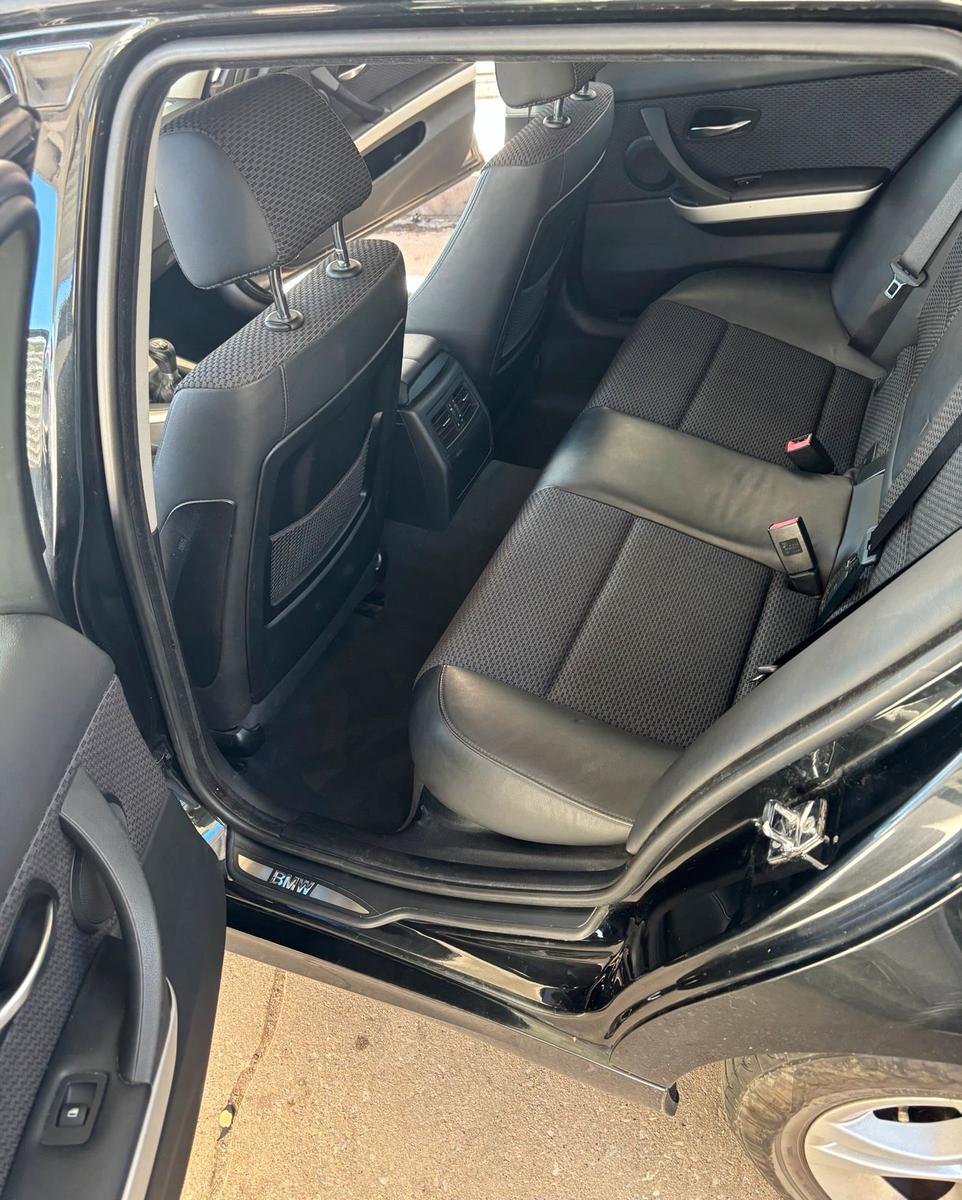BMW 318 2010 — interior