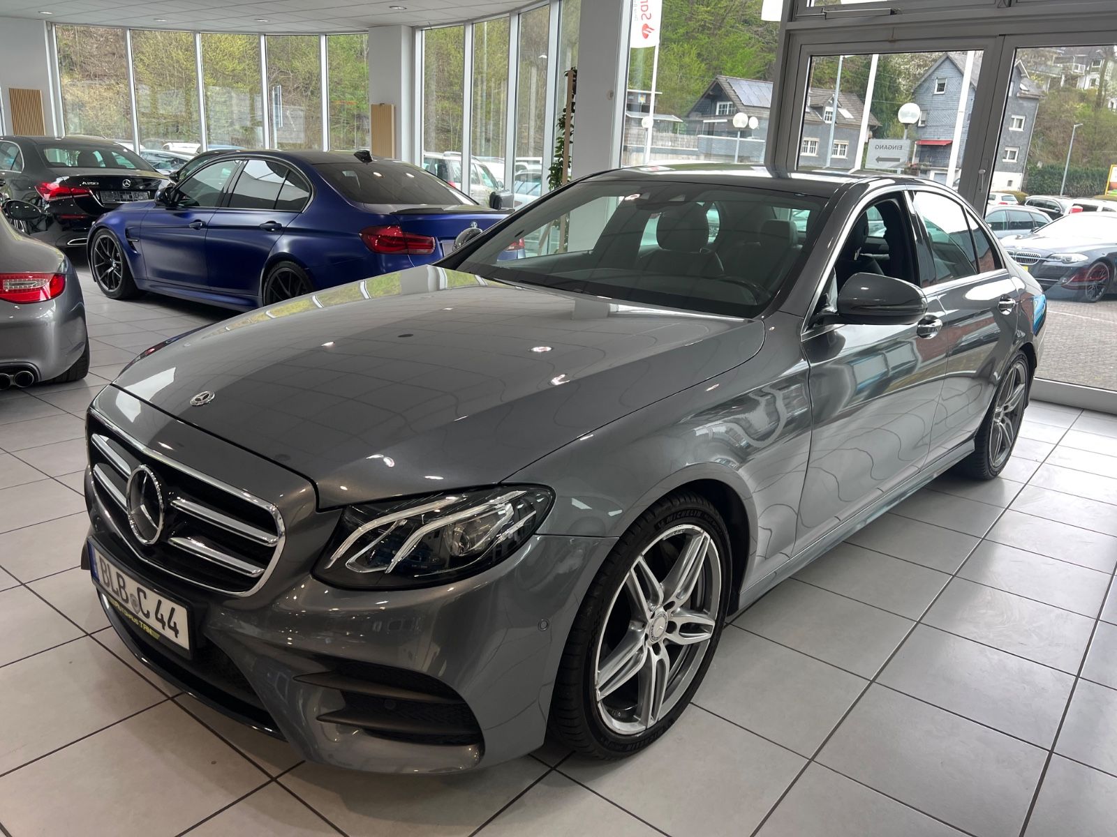 Fahrzeugabbildung Mercedes-Benz E 350 AMG LINE * Widescreen * Ahk *