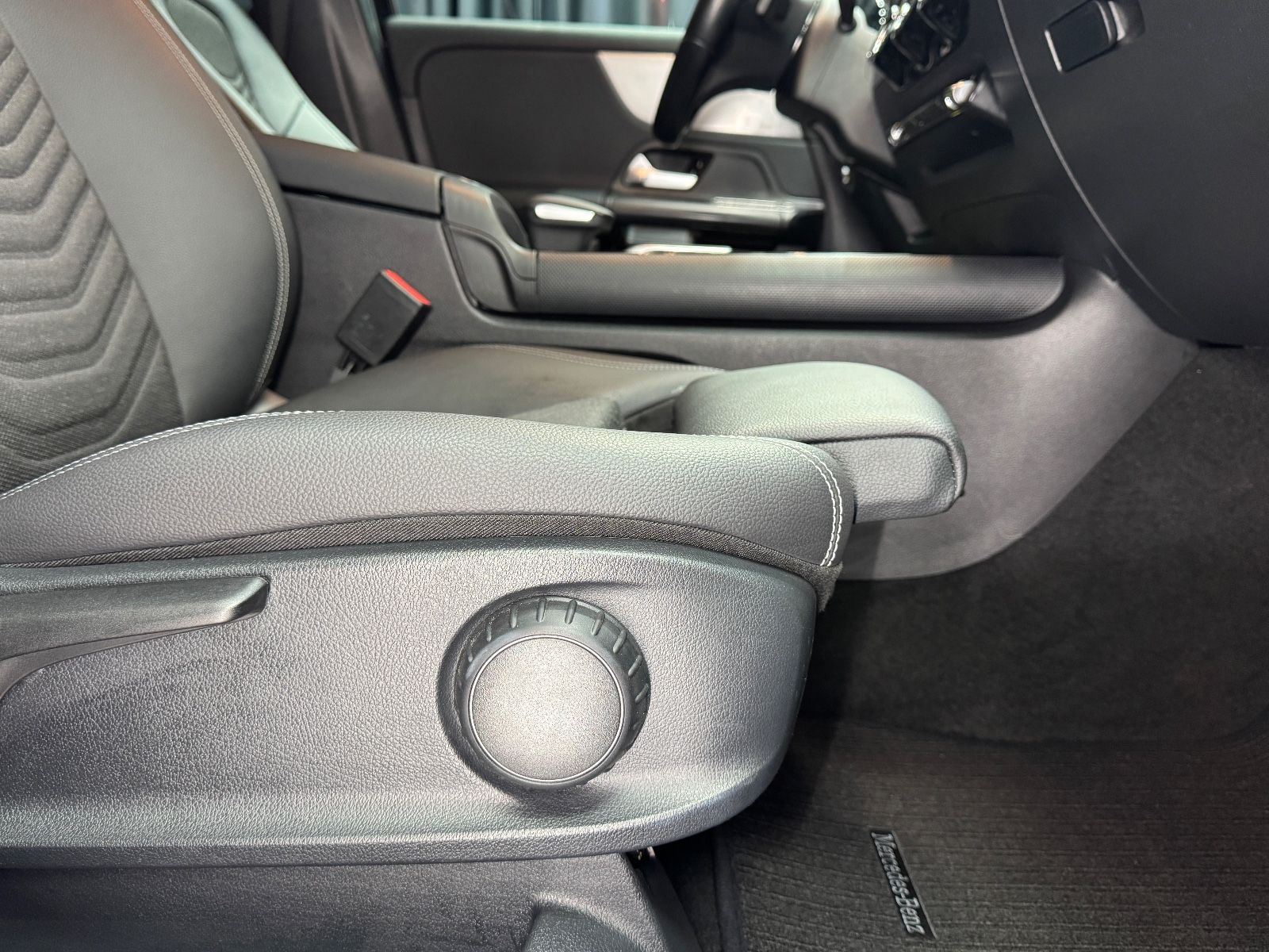 Fahrzeugabbildung Mercedes-Benz GLA 220d|AUTOMATIK|NAVI|LED-SCHEINWERFER|