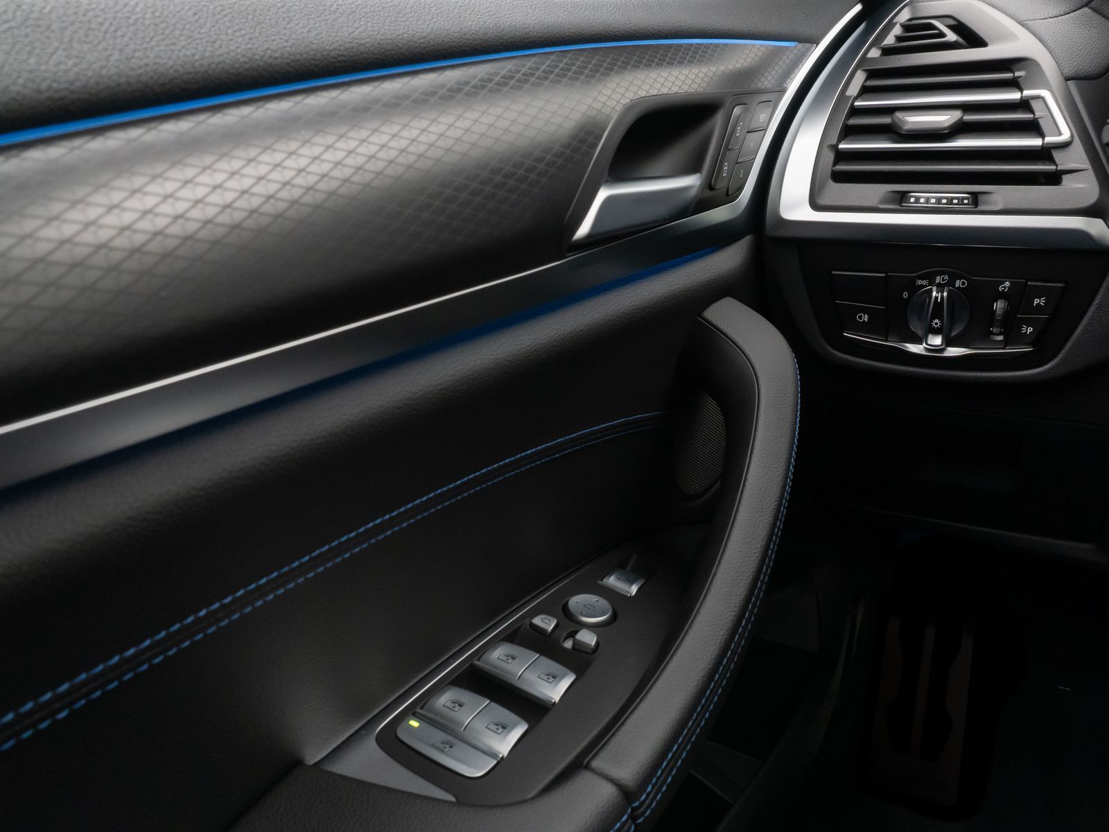 Fahrzeugabbildung BMW iX3 Impressive M Sport Pano 360°HUD DAB H/K 20"