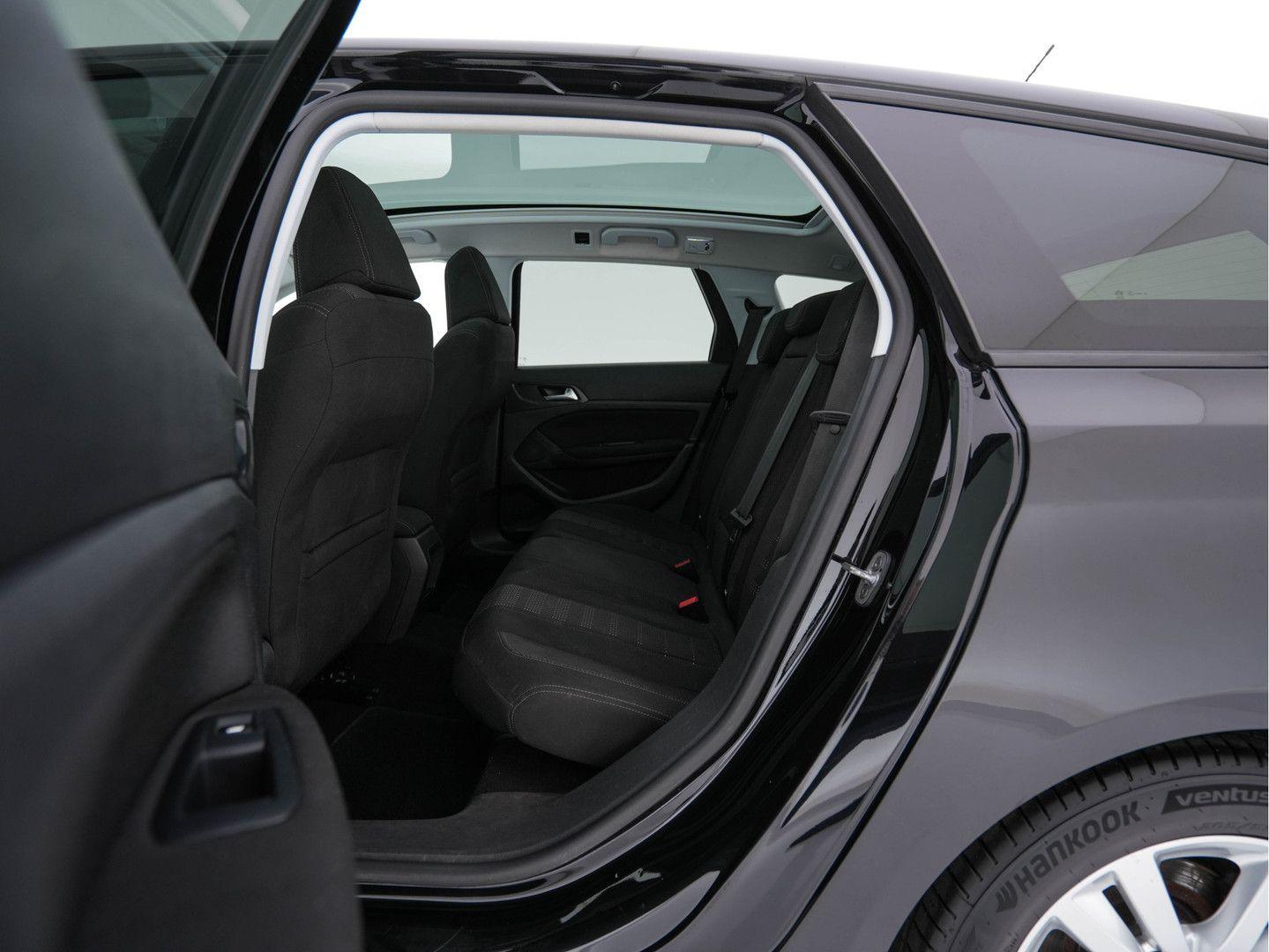 Peugeot 308 2015 — photo 9