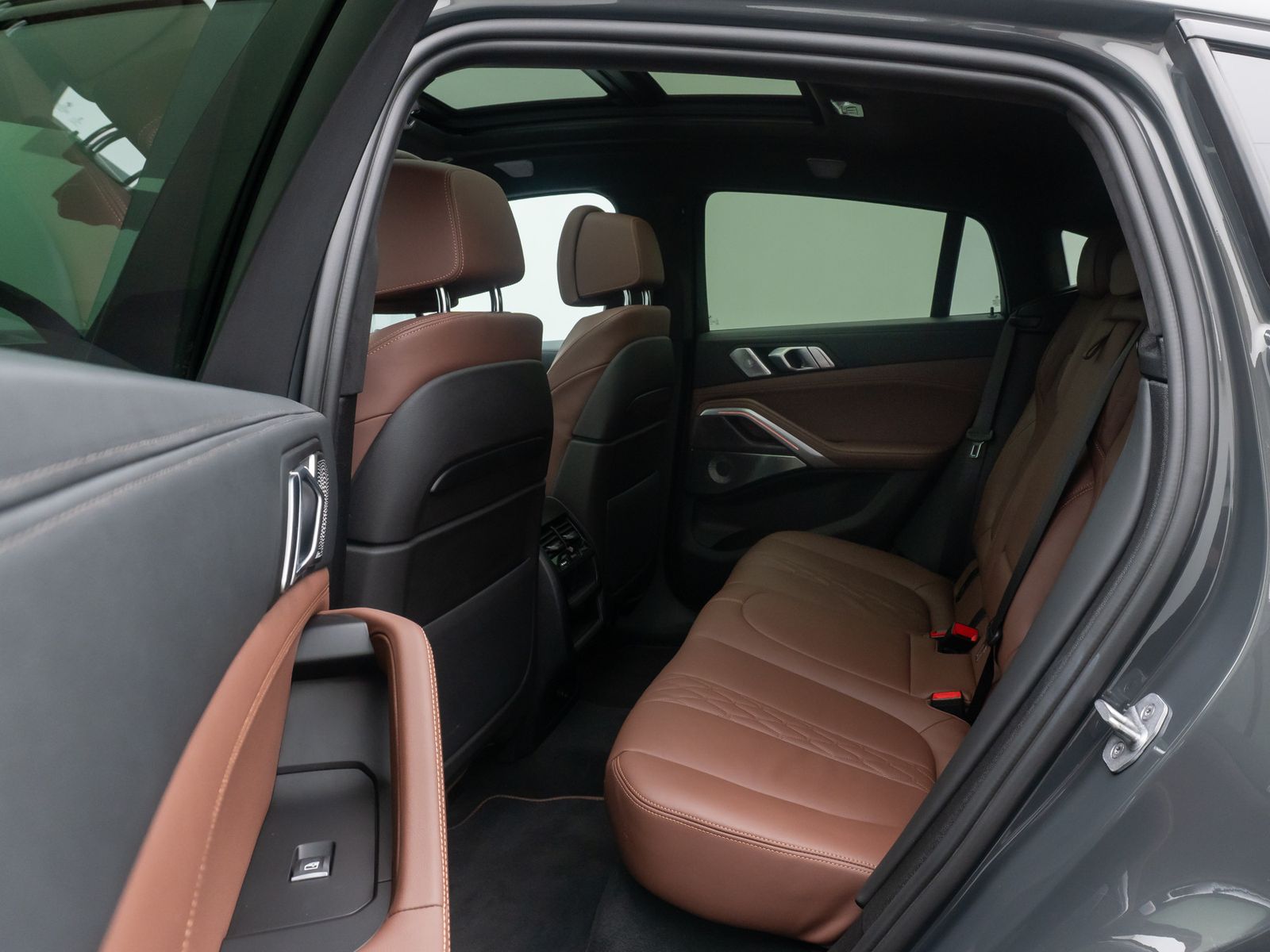 Fahrzeugabbildung BMW X6 M50i B&W HUD DAB SkyLounge Individual 22Zoll