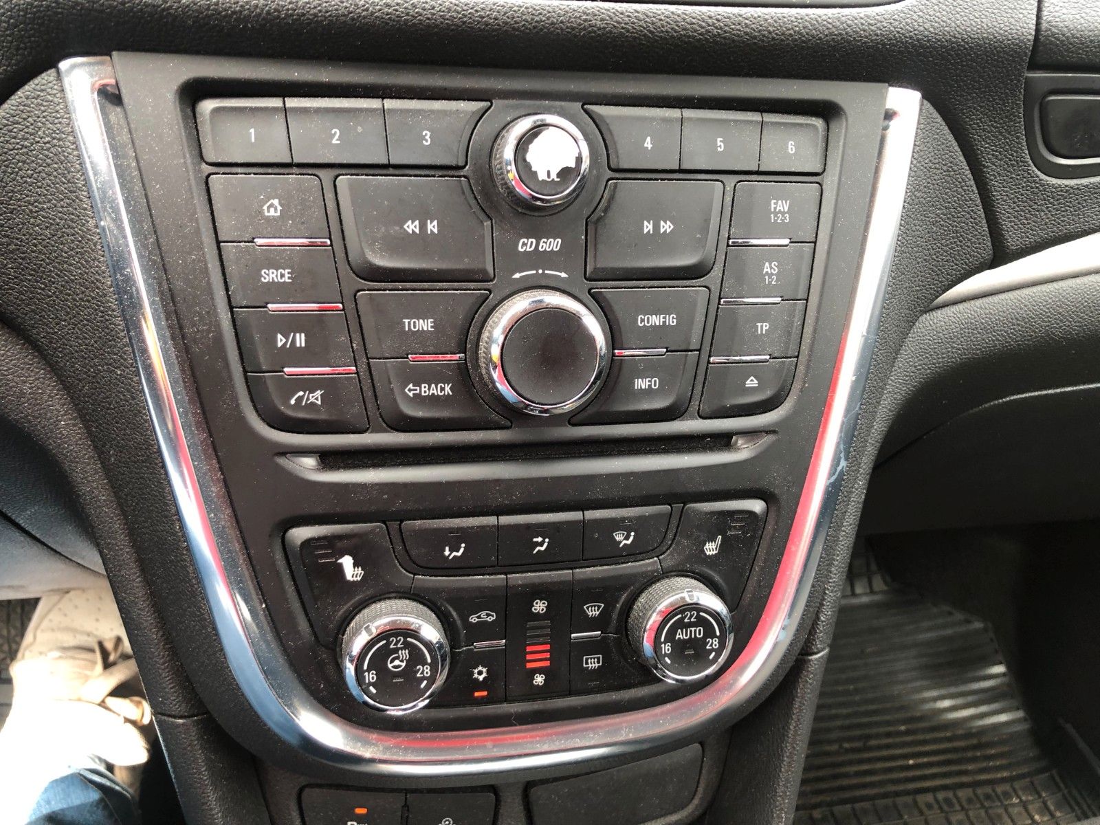 Fahrzeugabbildung Opel Mokka Edition leichter Schaden Fahrerseite