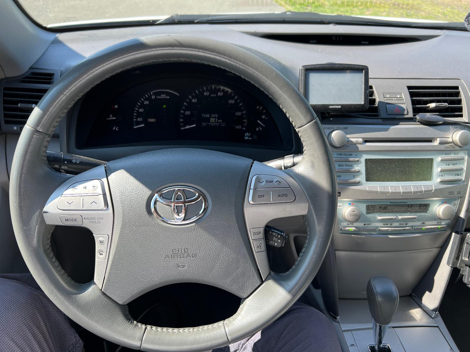 Toyota Camry 2,4L Hybrid Limousine weiß AHK PDC JBL