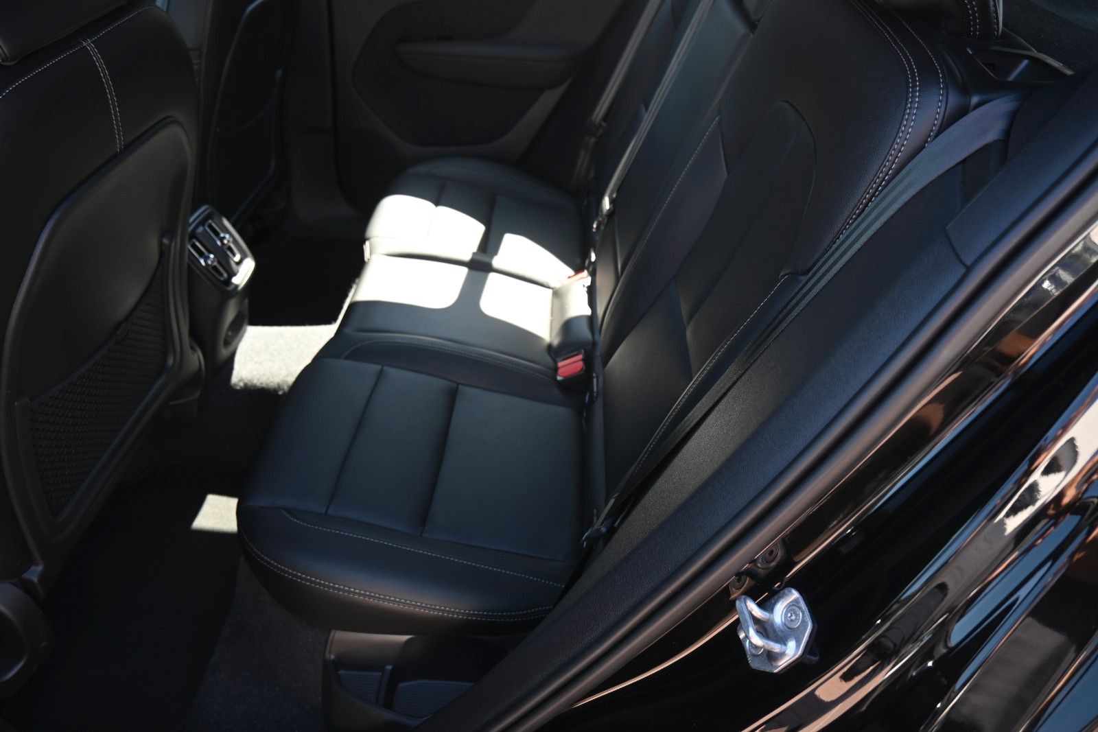 Fahrzeugabbildung Volvo XC40 BEV AWD R Design*H&K*FSHZG*RFK*420 KM RW*