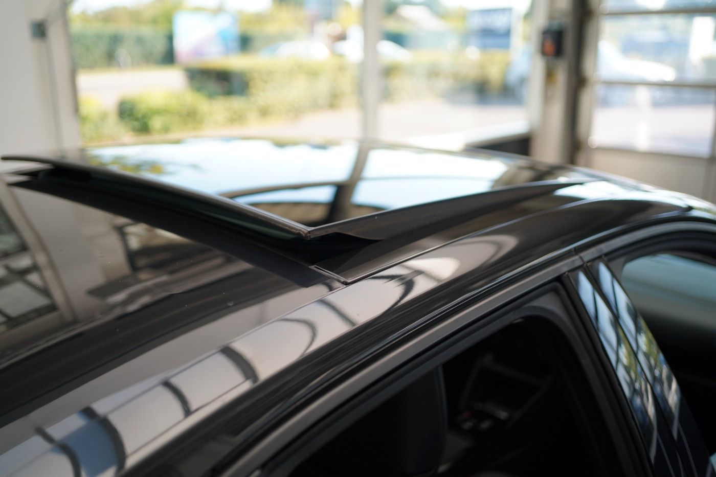 Fahrzeugabbildung Citroën C4 PureTech 155 EAT8 Shine Automatik Leder Navi