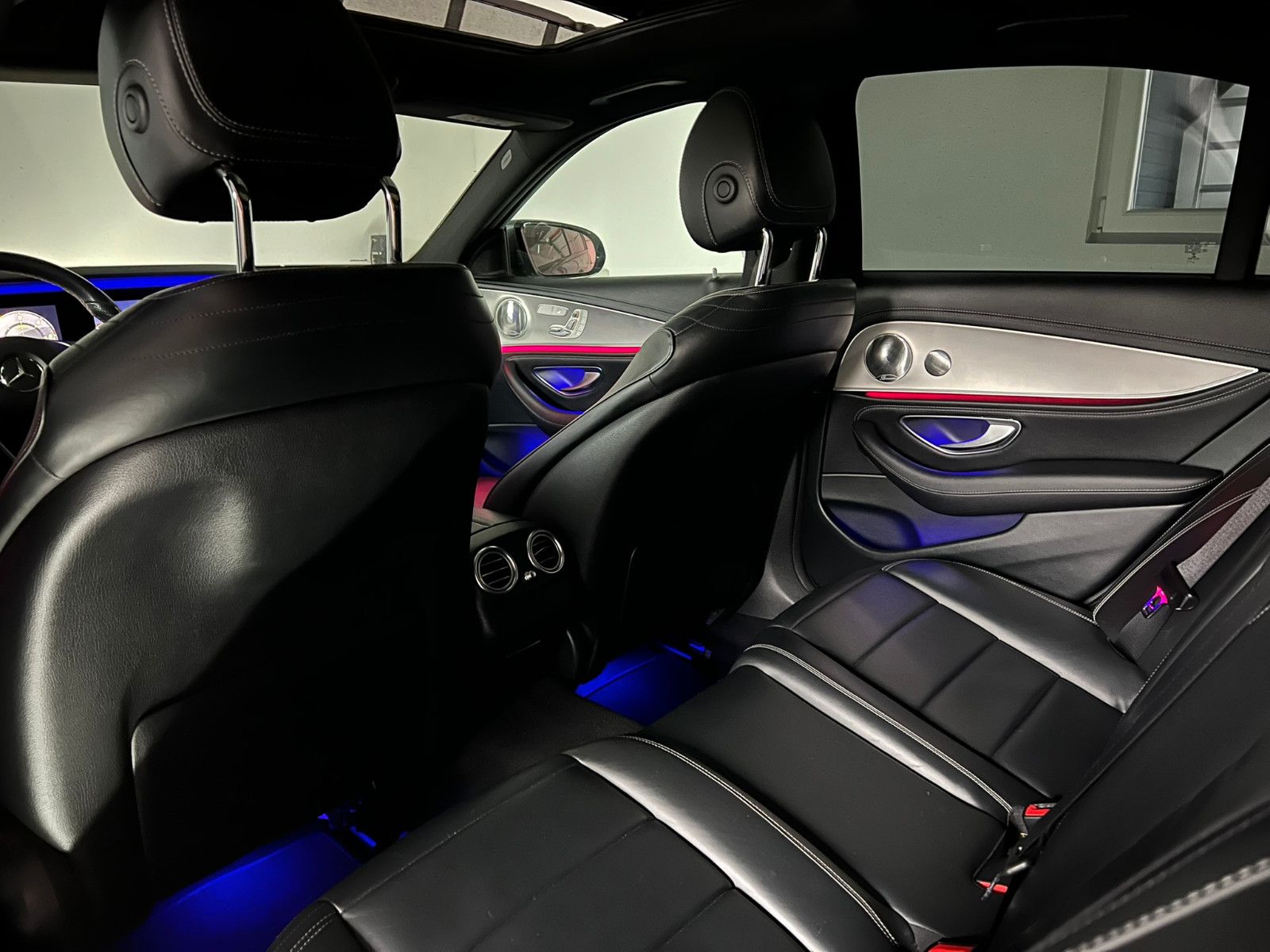 Fahrzeugabbildung Mercedes-Benz E350d AMG-LINE/PANO/BURMESTER/WIDESCREEN/AMBIENT