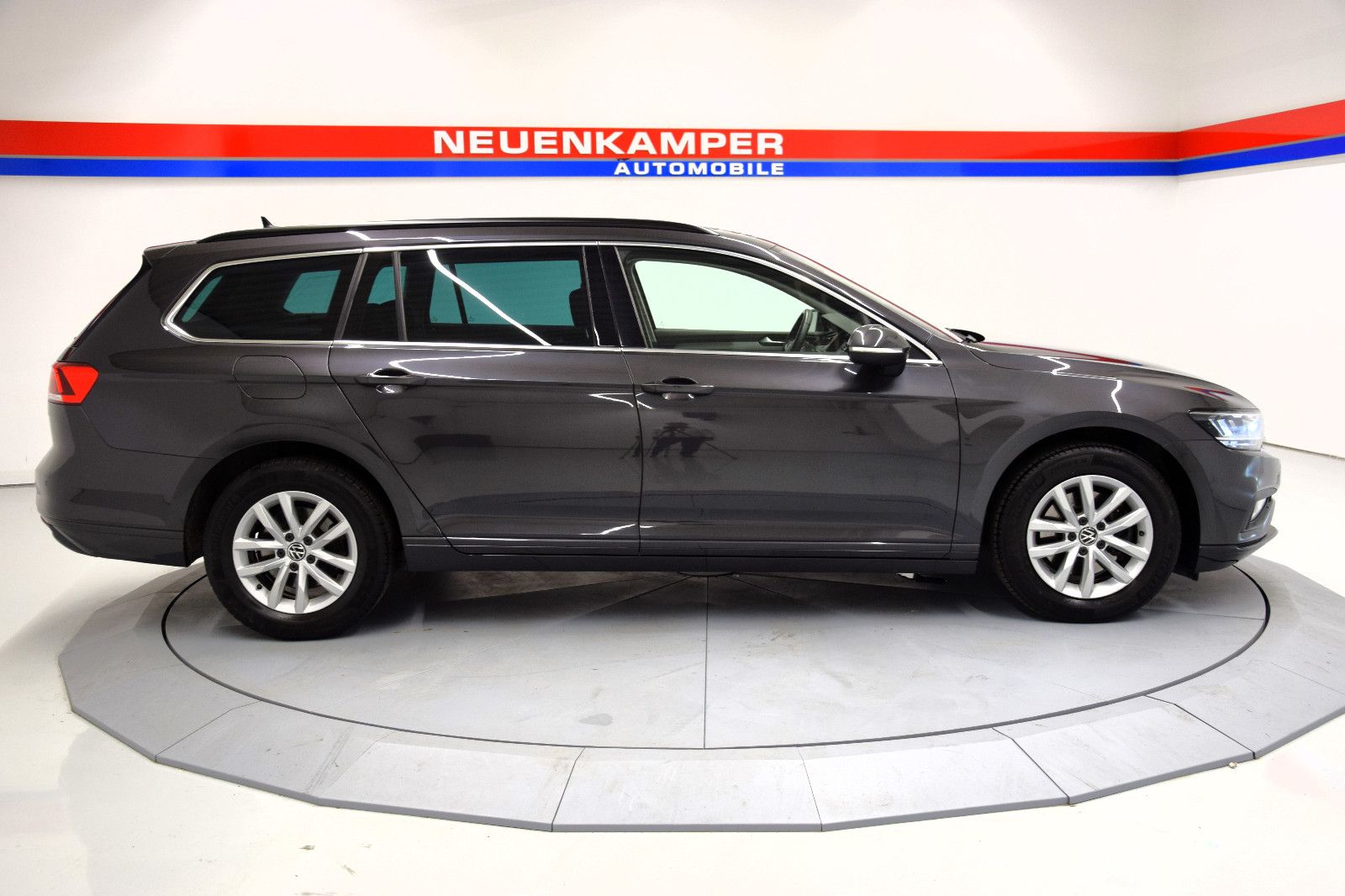 Fahrzeugabbildung Volkswagen Passat Variant Business LED Leder Massage ACC