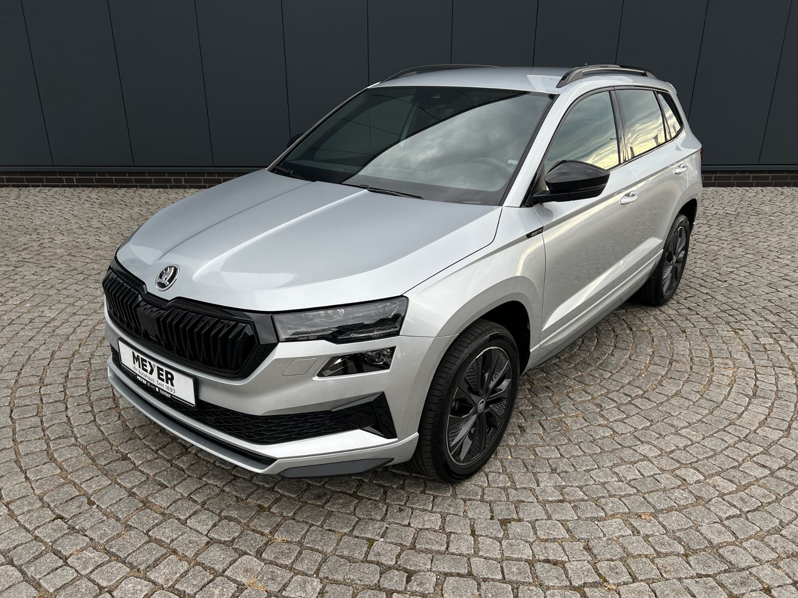 Fahrzeugabbildung SKODA Karoq Sportline 1.5 TSI DSG *Garantie, AHK, LED,