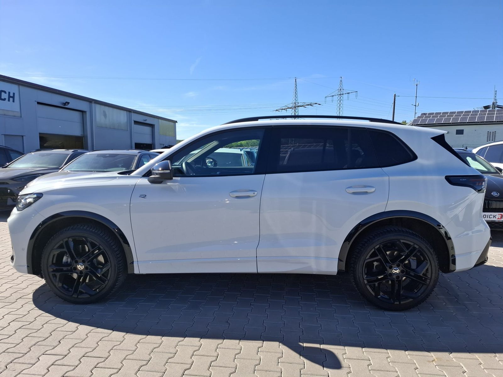 Fahrzeugabbildung Volkswagen Tiguan 2.0 TDI 4M R-Line BLACK*PAN*HK*AHK*MATRIX