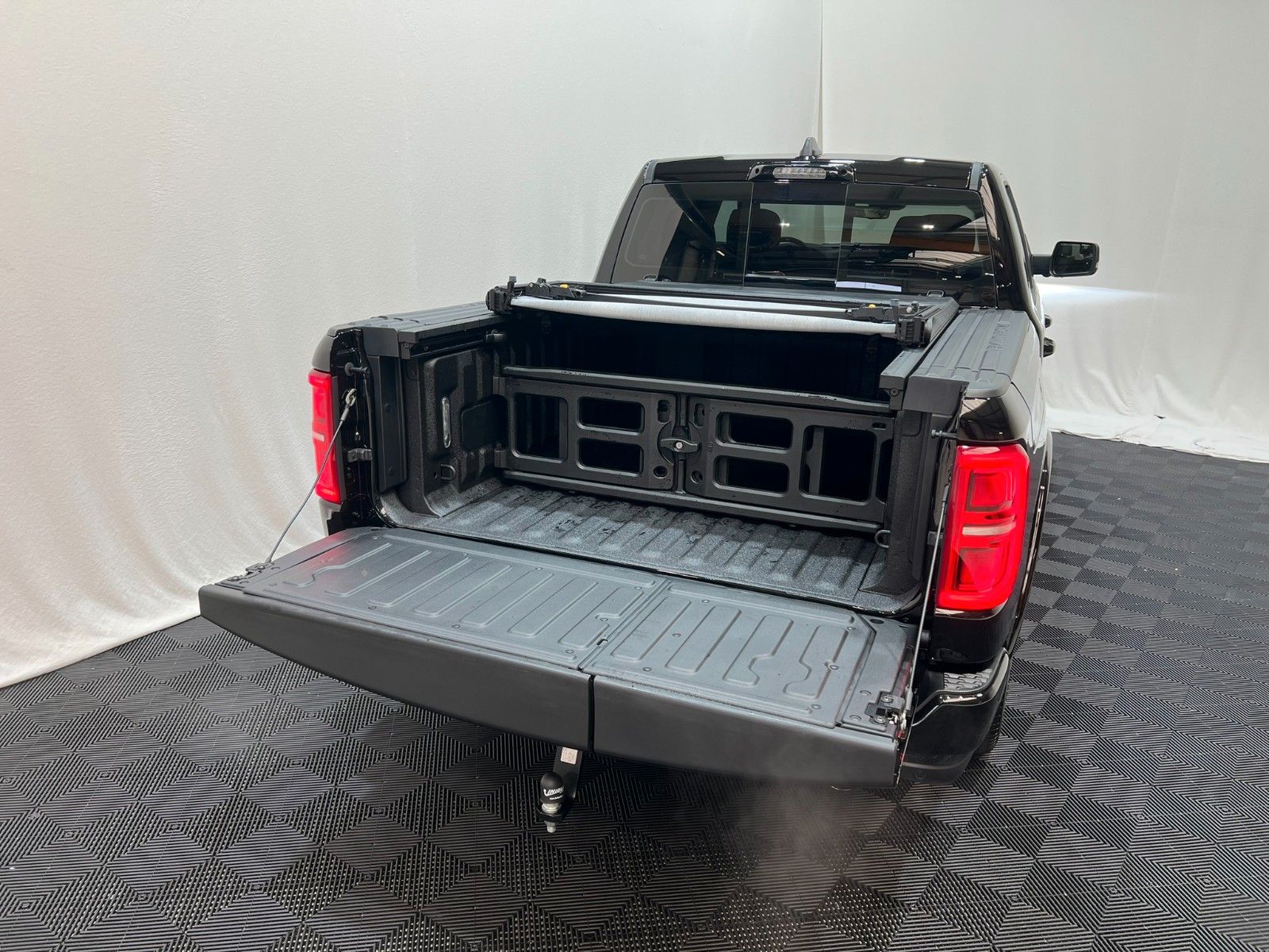 Fahrzeugabbildung Dodge RAM 1500 Limited Night  5,7L V8 HEMI / MFT