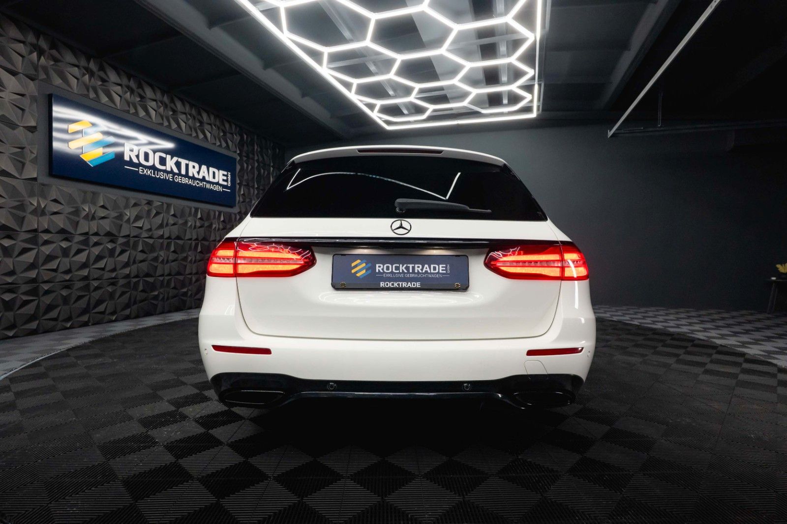 Fahrzeugabbildung Mercedes-Benz E 220d AMG Night-Paket | ACC | LED | Widescreen