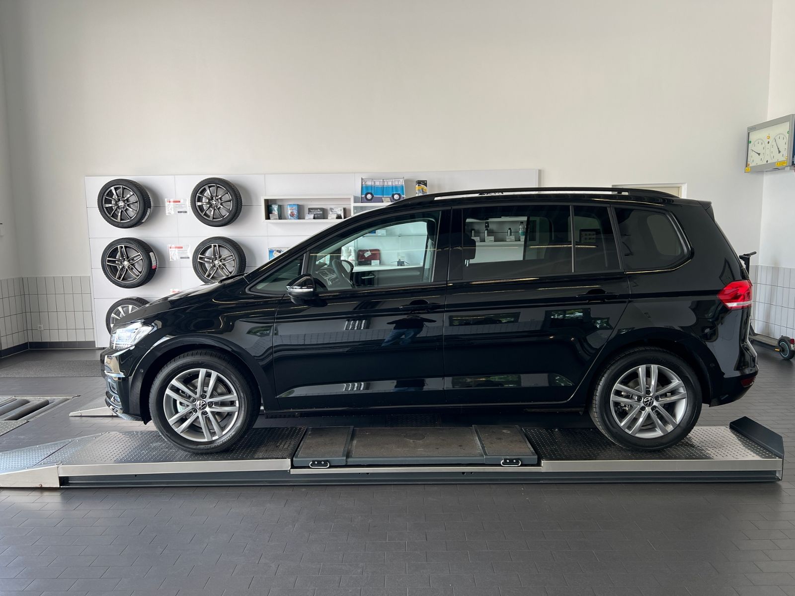 Fahrzeugabbildung Volkswagen Touran Comfortline 1.5 TSI DSG *AHK, LED, 7Sitze