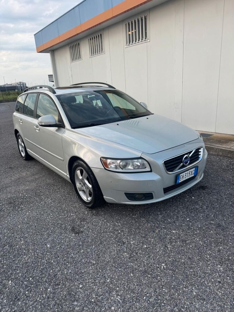 Volvo V50 2011 — interior