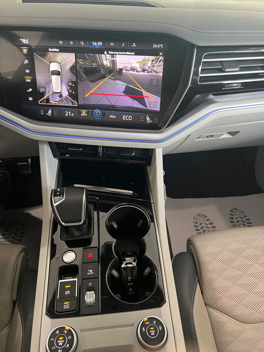 Fahrzeugabbildung Volkswagen Touareg 4.0 V8 Elegance 4Motion R line