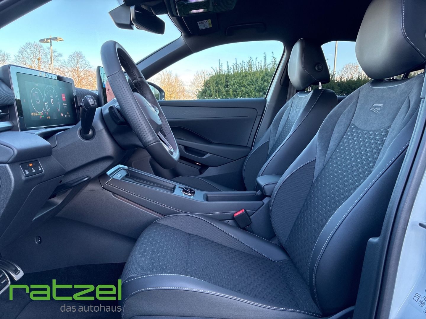 Fahrzeugabbildung Volkswagen T-Roc R-LINE 1.5 eTSI 8-fach+5J.Garantie+AHK+Nav