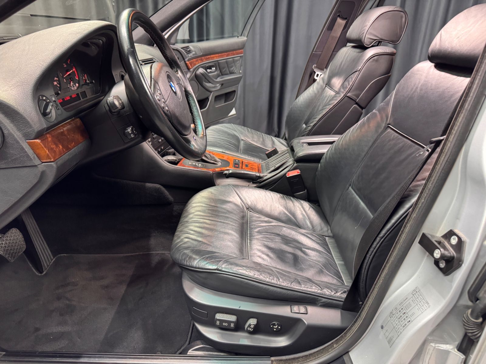 Fahrzeugabbildung BMW 540i LIM|AUTOMATIK|16:9 NAVI|LEDER|DOPPELVERGLAS